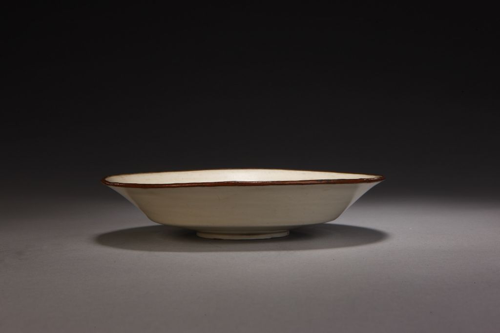 图片[1]-Ding Kiln White Glazed Hemerocallis Pattern Folding Bowl-China Archive